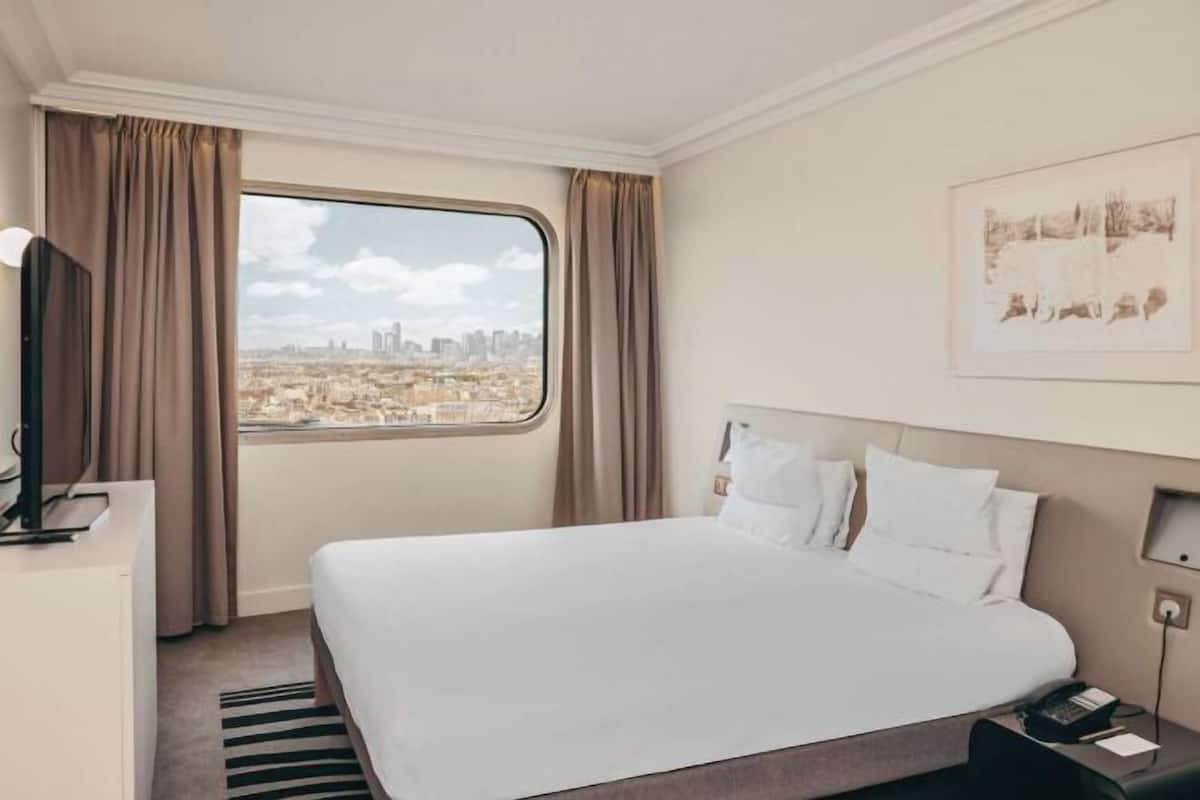 Premium bedding, pillowtop beds, minibar, in-room safe