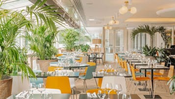 2 restaurantes, se sirven desayunos, comidas, cenas y cocina francesa