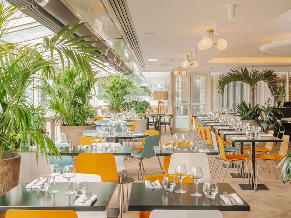 2 restaurants; breakfast, lunch, and dinner served - Novotel Paris Centre Tour Eiffel (Paris)