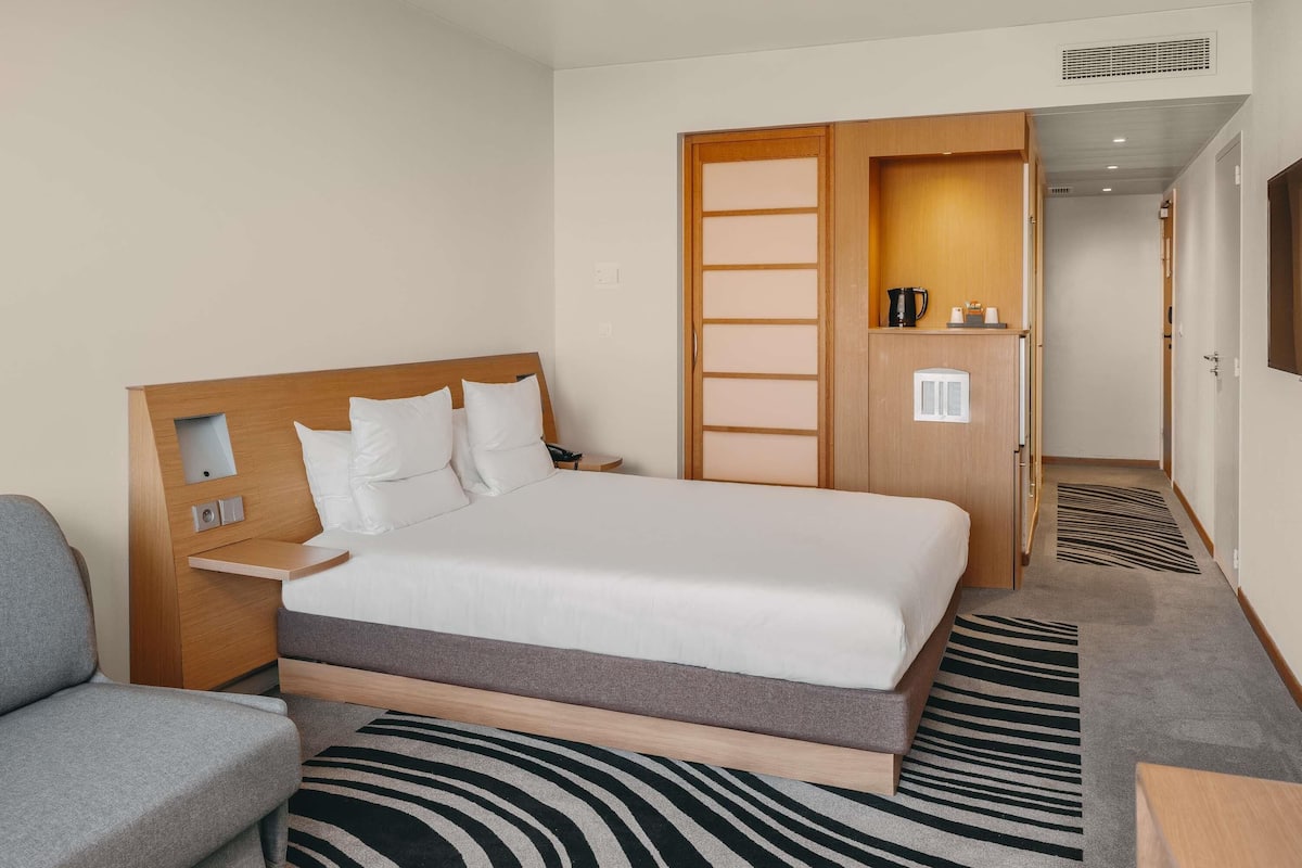 Superior Room, 1 Queen Bed with Sofa bed