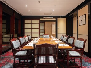 2 restaurants, breakfast, lunch, dinner served; French cuisine