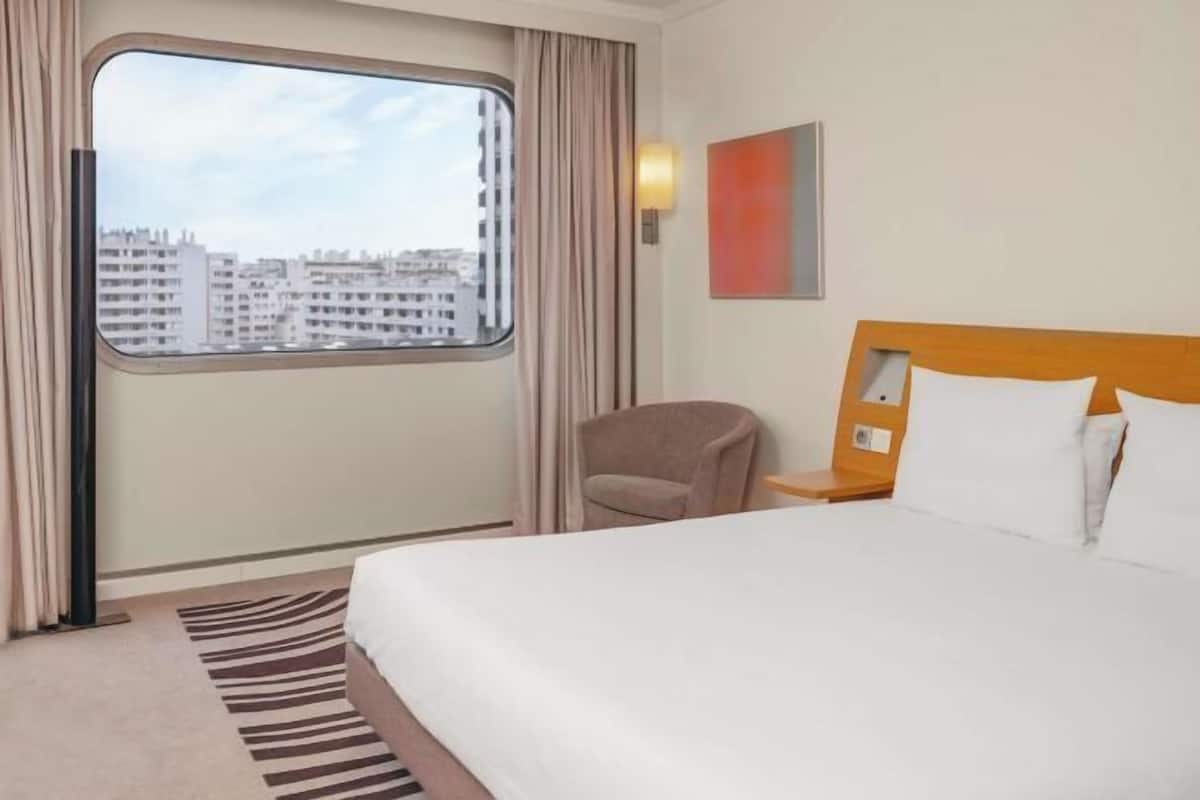Premium bedding, pillowtop beds, minibar, in-room safe