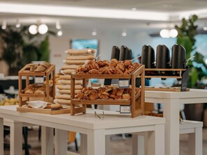 Se ofrece un desayuno bufé todos los días (por un coste adicional)