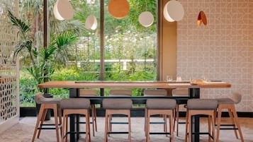 Sert le petit déjeuner, le déjeuner et le dßner