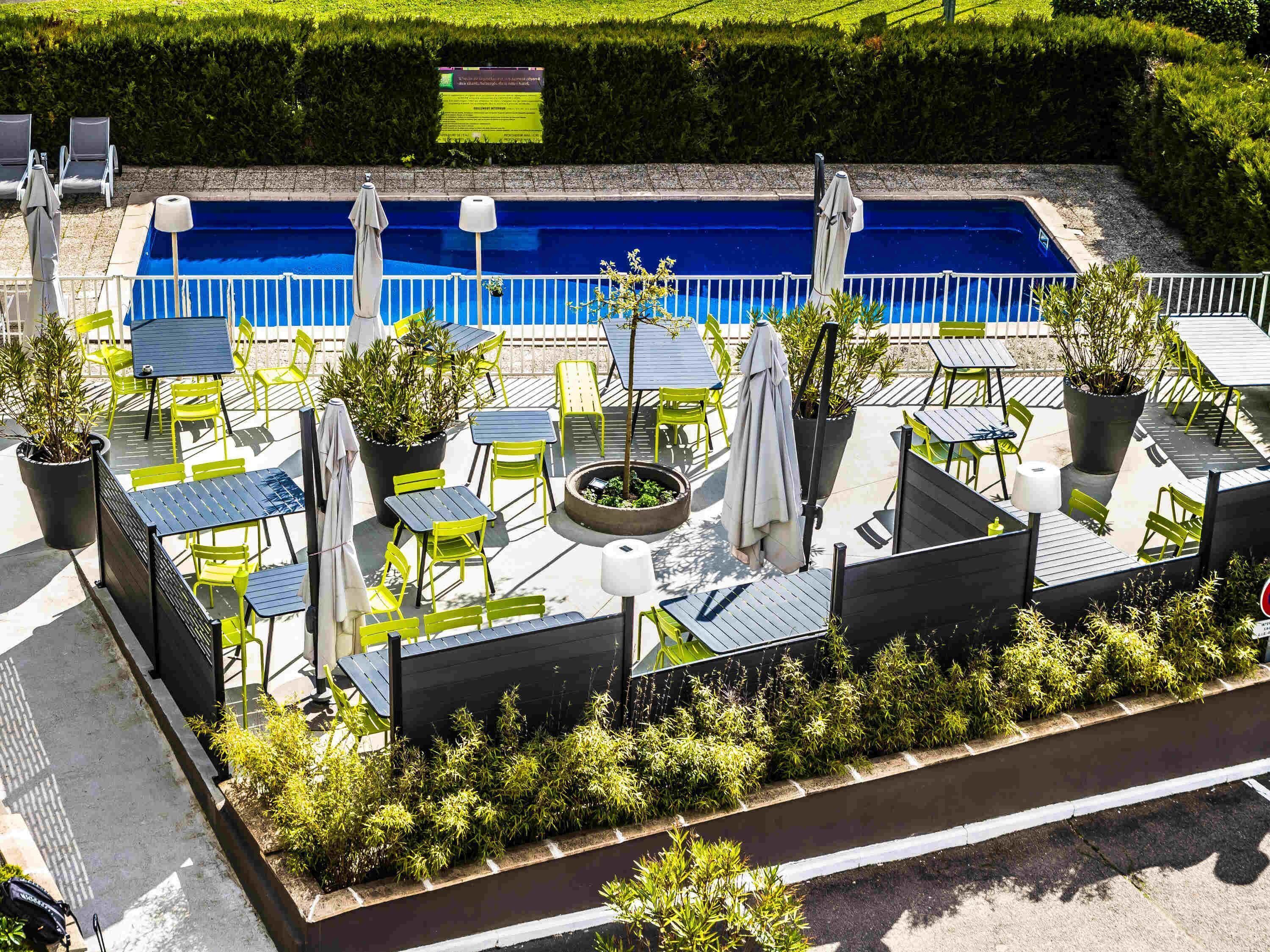 Piscina externa sazonal, funciona das 10h às 20h, espreguiçadeiras