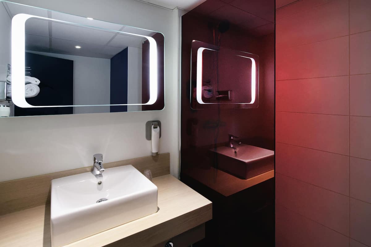 standard room, 2 single beds | individually furnished, desk, blackout curtains, soundproofing