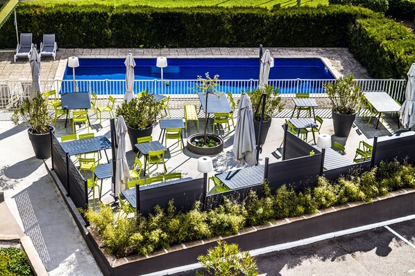 Piscine extérieure en saison, chaises longues