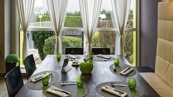 Serveert ontbijt, lunch, diner, lokale gerechten