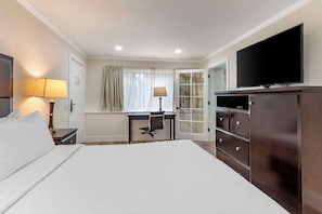 Suite, 1 très grand lit, non-fumeur, réfrigérateur | Coffre-fort pour ordinateur portable, bureau