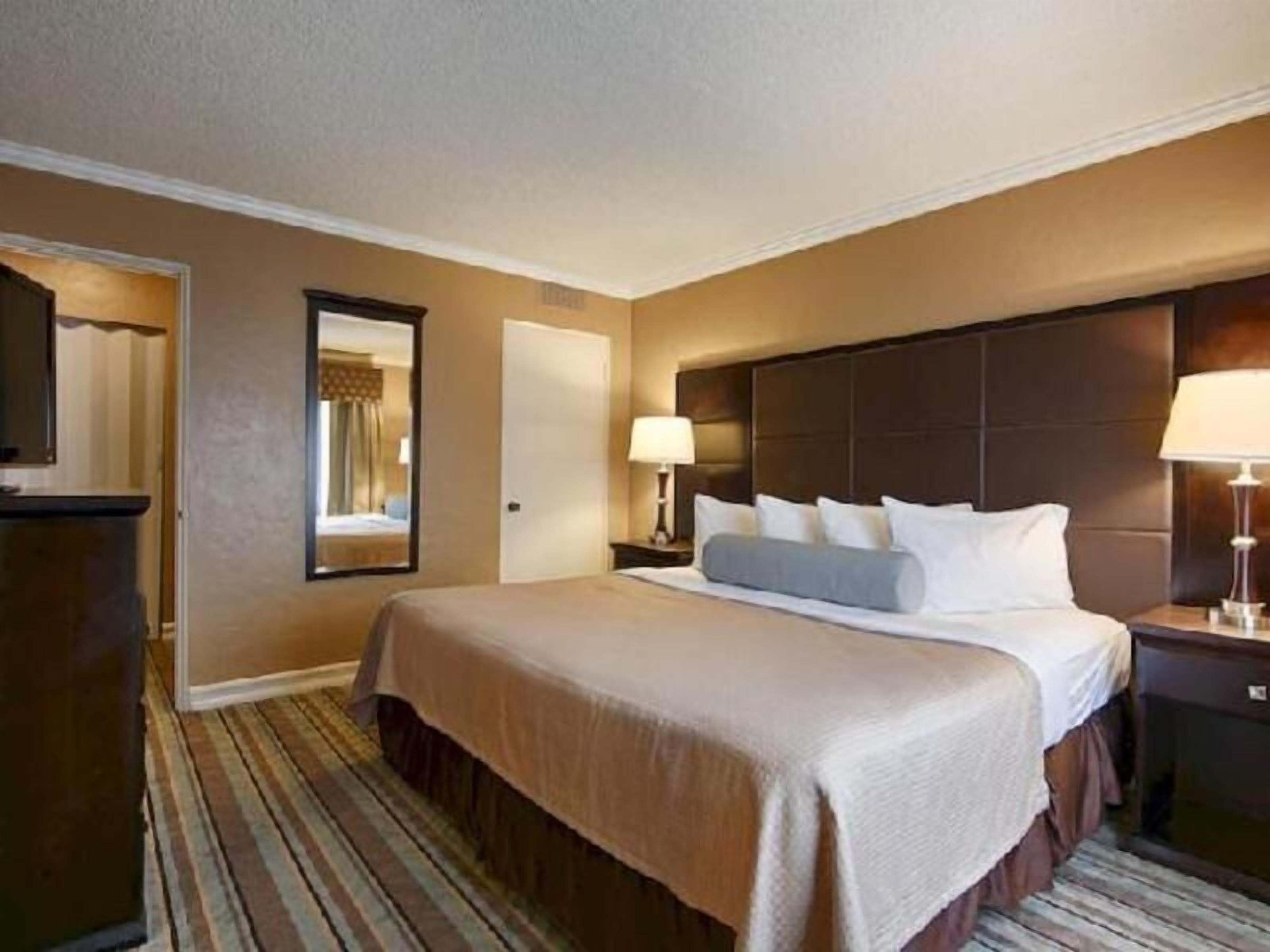 In-room safe, desk, laptop workspace, iron/ironing board