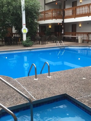 Una piscina cubierta