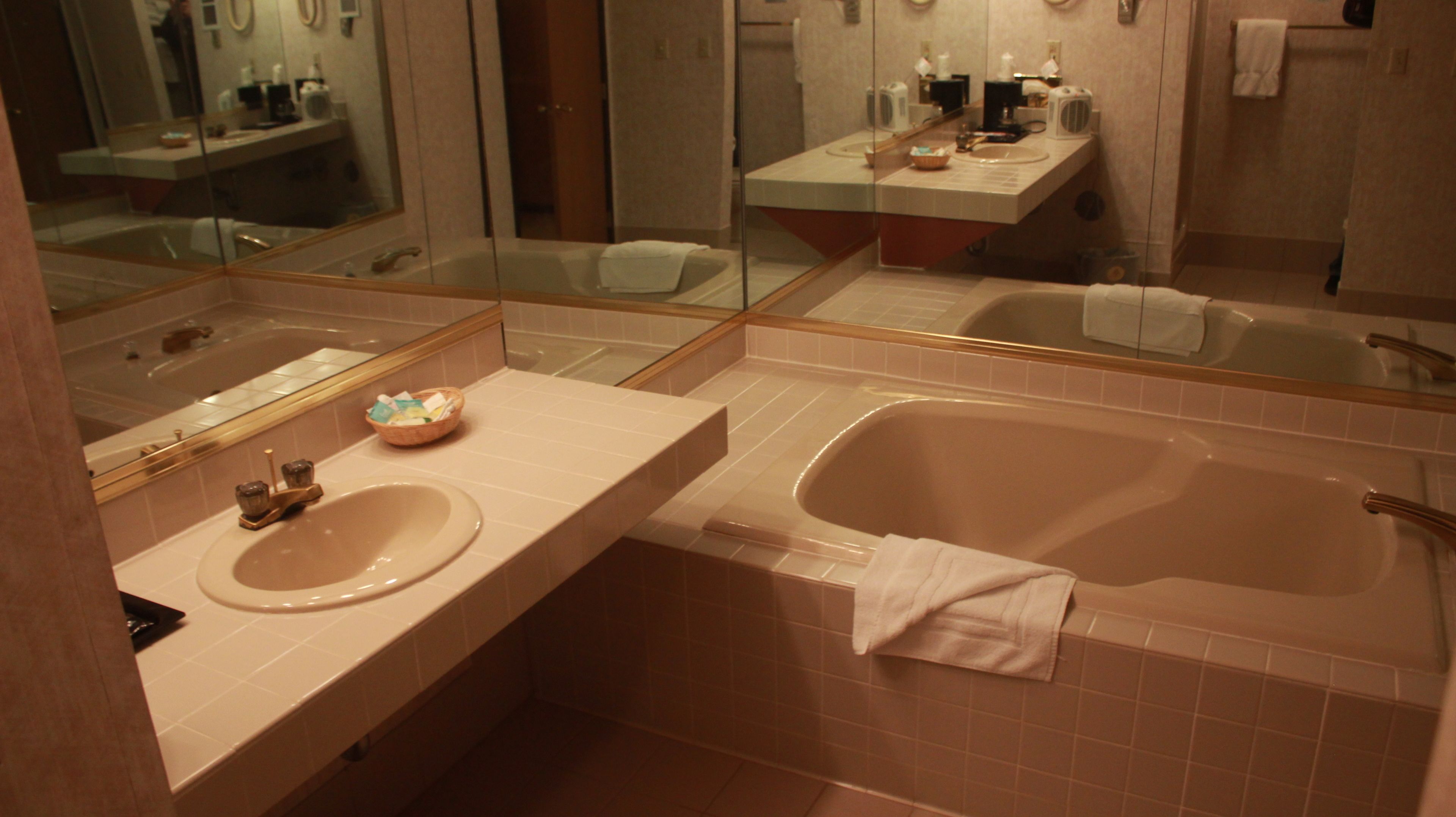 deluxe king bed poolside | bathroom | combined shower/bathtub, free toiletries, hair dryer, towels