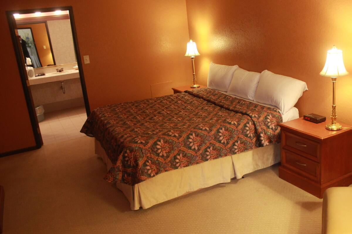 Deluxe King Bed Poolside | Desk, iron/ironing board