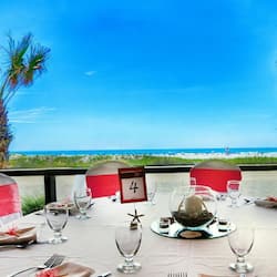Serveert ontbijt, lunch en diner