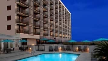 Innenpool, Außenpool, Sonnenschirme, Liegestühle