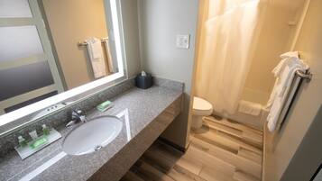 Combined shower/bathtub, free toiletries, hair dryer, towels