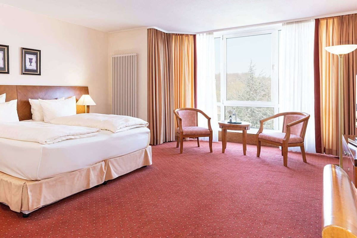 Premium bedding, in-room safe, desk, laptop workspace