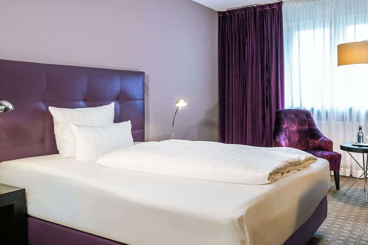 Superior Room, 1 Queen Bed | 1 bedroom, premium bedding, in-room safe, desk