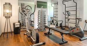 A gym with cardio equipment, weight machines, and a mirror. - Best Western Victor's Residenz-Hotel Rodenhof (Saarbrücken)