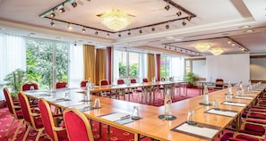 A conference room with long tables, red chairs, and chandeliers. - Best Western Victor's Residenz-Hotel Rodenhof (Saarbrücken)