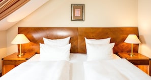 A hotel room with a wooden headboard, two bedside lamps, and a framed picture on the wall. - Best Western Victor's Residenz-Hotel Rodenhof (Saarbrücken)