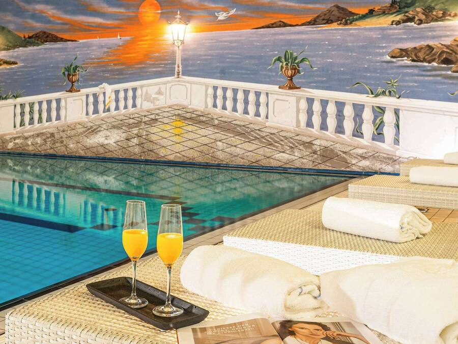 Una piscina cubierta