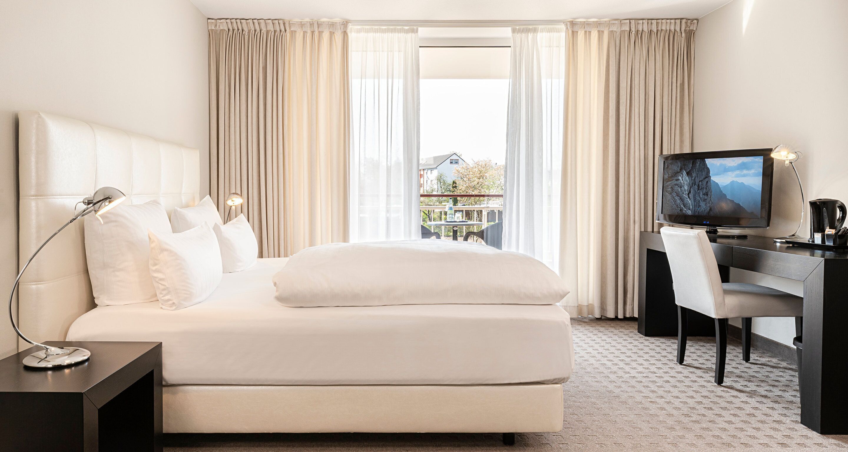 Premium bedding, in-room safe, desk, laptop workspace