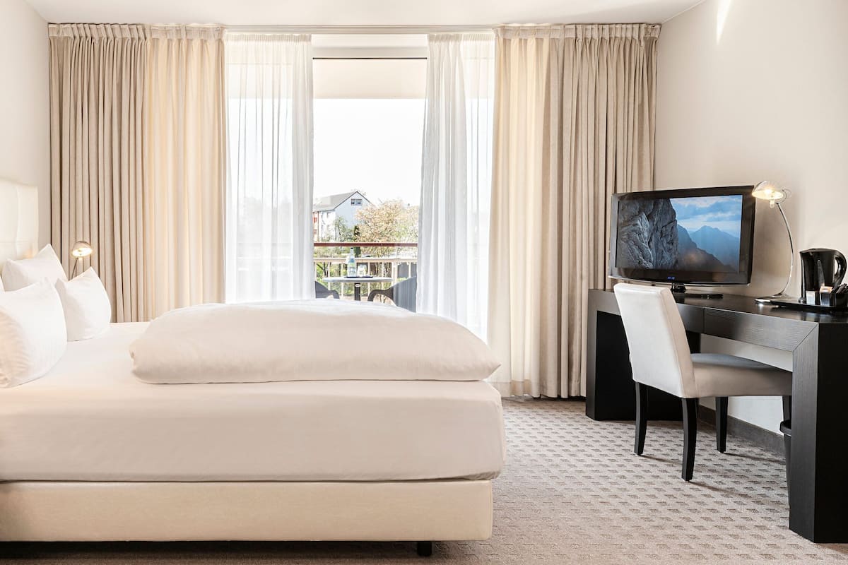 Premium bedding, in-room safe, desk, laptop workspace