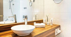 Sviitti, 1 parisänky | Kylpyhuone | Ympäristöystävälliset hygieniatuotteet, hiustenkuivaaja, pyyhkeet