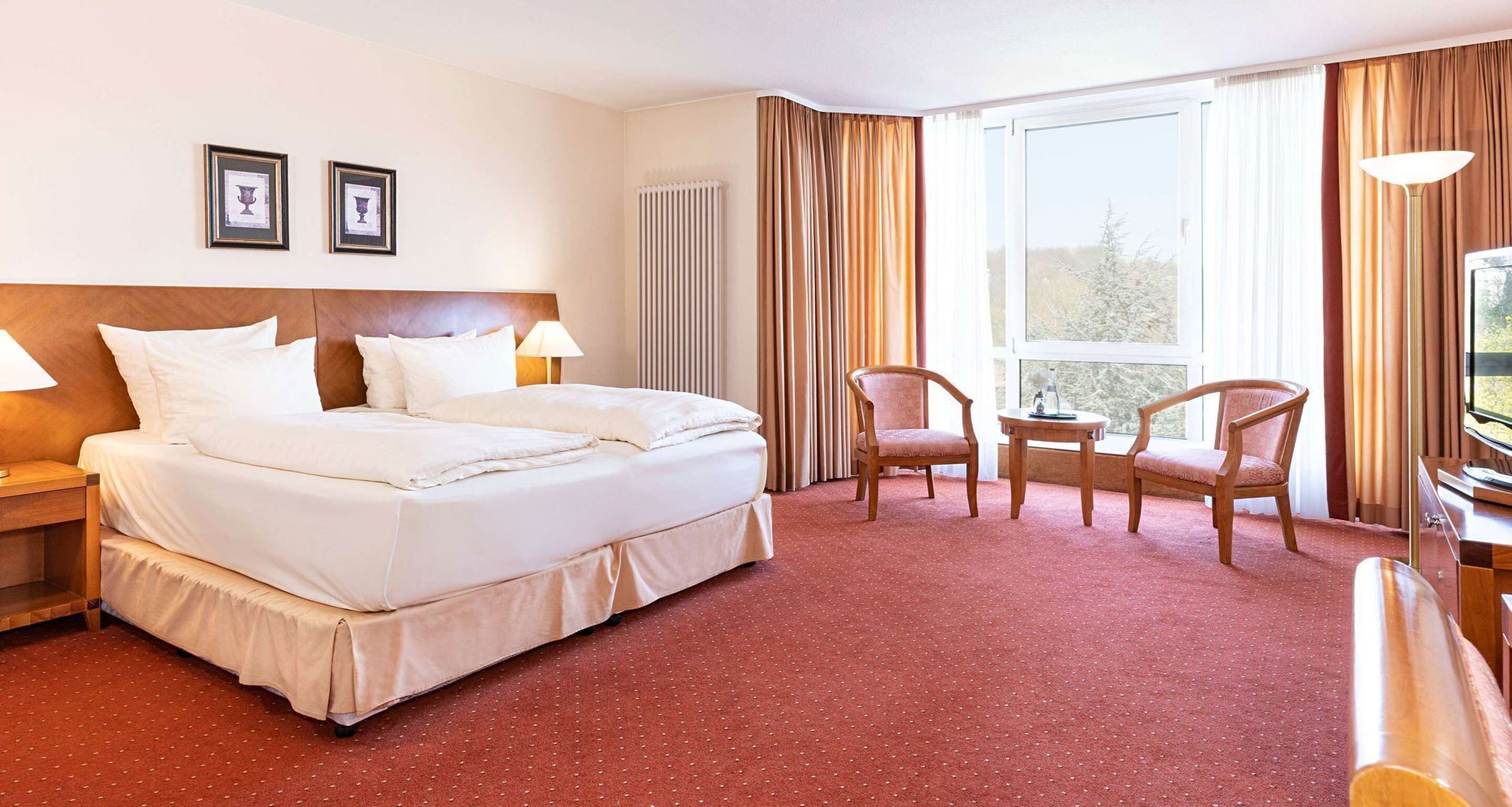 Premium bedding, in-room safe, desk, laptop workspace