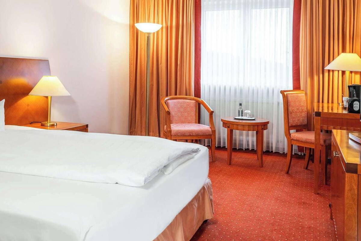 Premium bedding, in-room safe, desk, laptop workspace