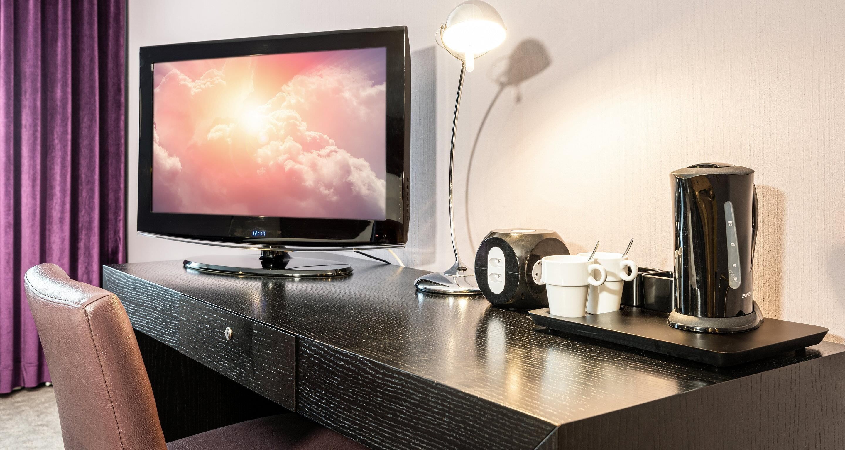 Superior Room, 1 Queen Bed | Premium bedding, in-room safe, desk, laptop workspace