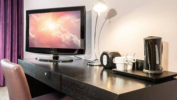 Superior Room, 1 Queen Bed | Premium bedding, in-room safe, desk, laptop workspace