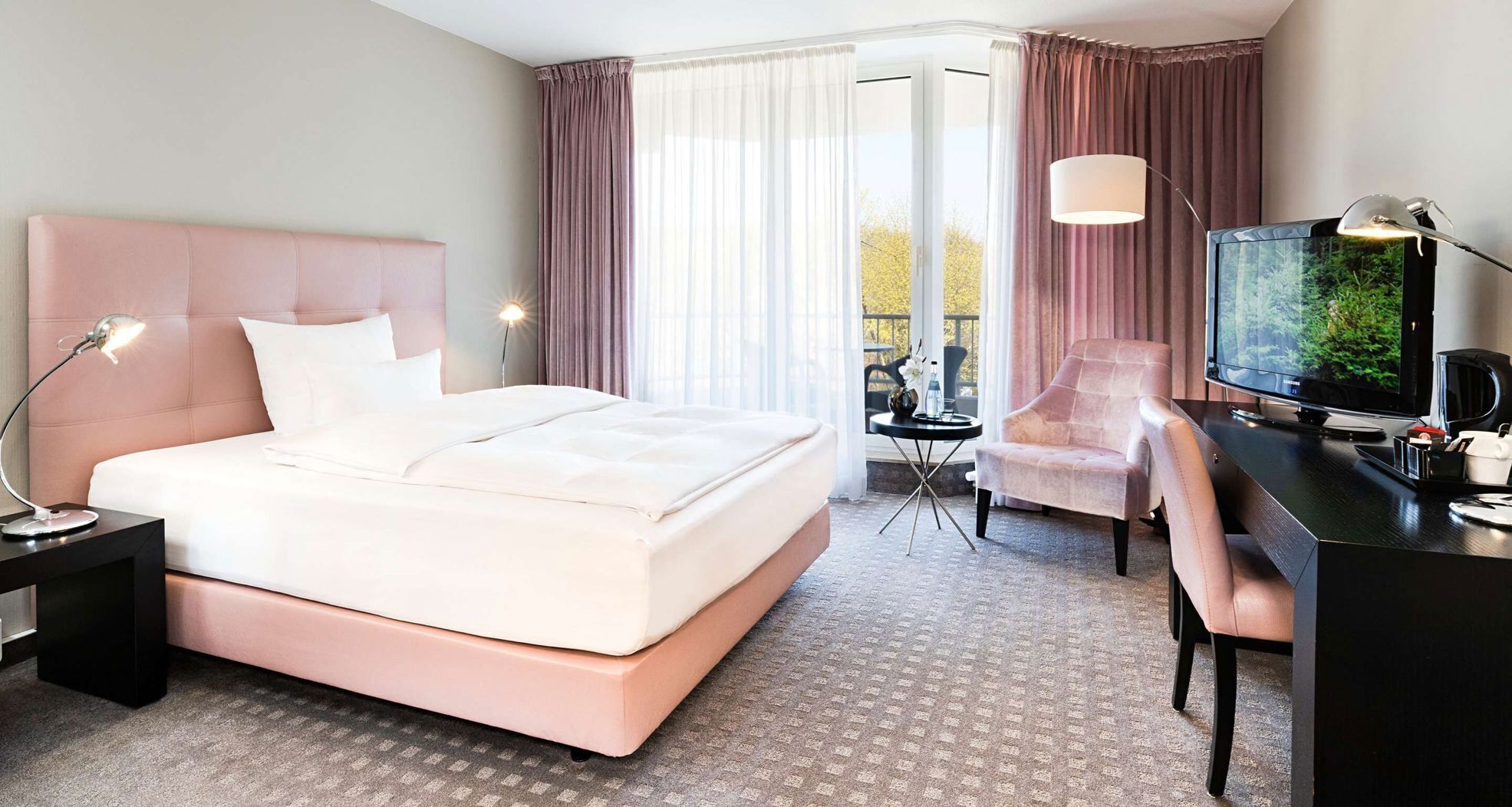 Premium bedding, in-room safe, desk, laptop workspace