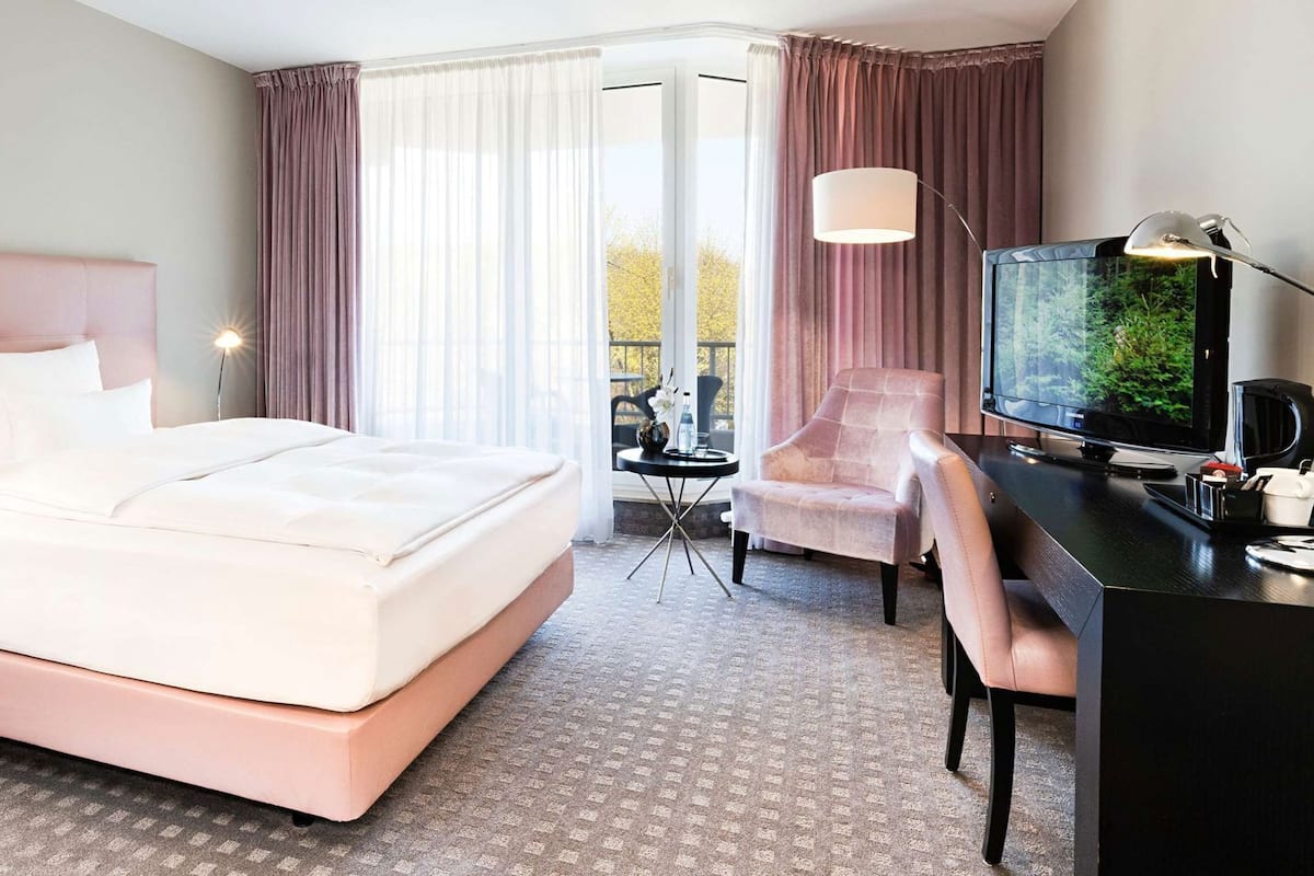 Premium bedding, in-room safe, desk, laptop workspace