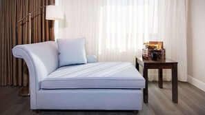 Camas com colchões pillow-top, cofres nos quartos, escrivaninha