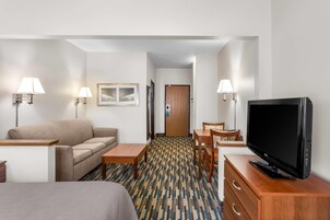 Muebles diferentes y tabla de planchar con plancha 