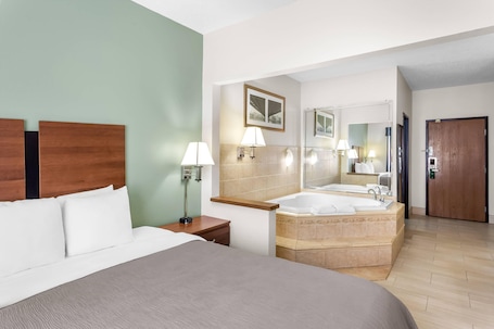 Muebles diferentes y tabla de planchar con plancha