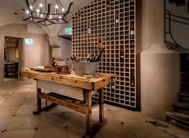 2 restaurants, lunch, dinner served; Regional cuisine