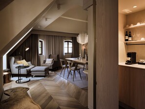 Gallery Suite | Living area | 32-inch flat-screen TV with satellite channels, TV, pay movies