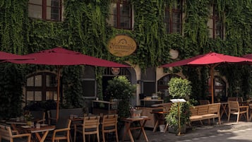 2 restaurants, lunch, dinner served; Regional cuisine