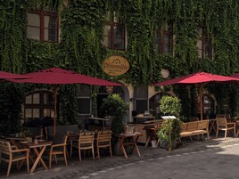 2 restaurantes; se sirve almuerzo y cena; cocina regional