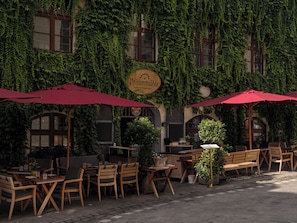 2 restaurantes, se sirven comidas, cenas y cocina regional