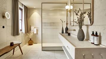 Junior-Suite | Badezimmer | Dusche, Regendusche, kostenlose Toilettenartikel, Haartrockner