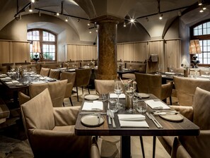 2 restaurants servant le déjeuner et le dîner, plats Cuisine régionale