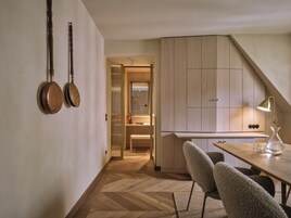 Eine moderne Küche mit Holzschränken, einem Esstisch und zwei Stühlen.