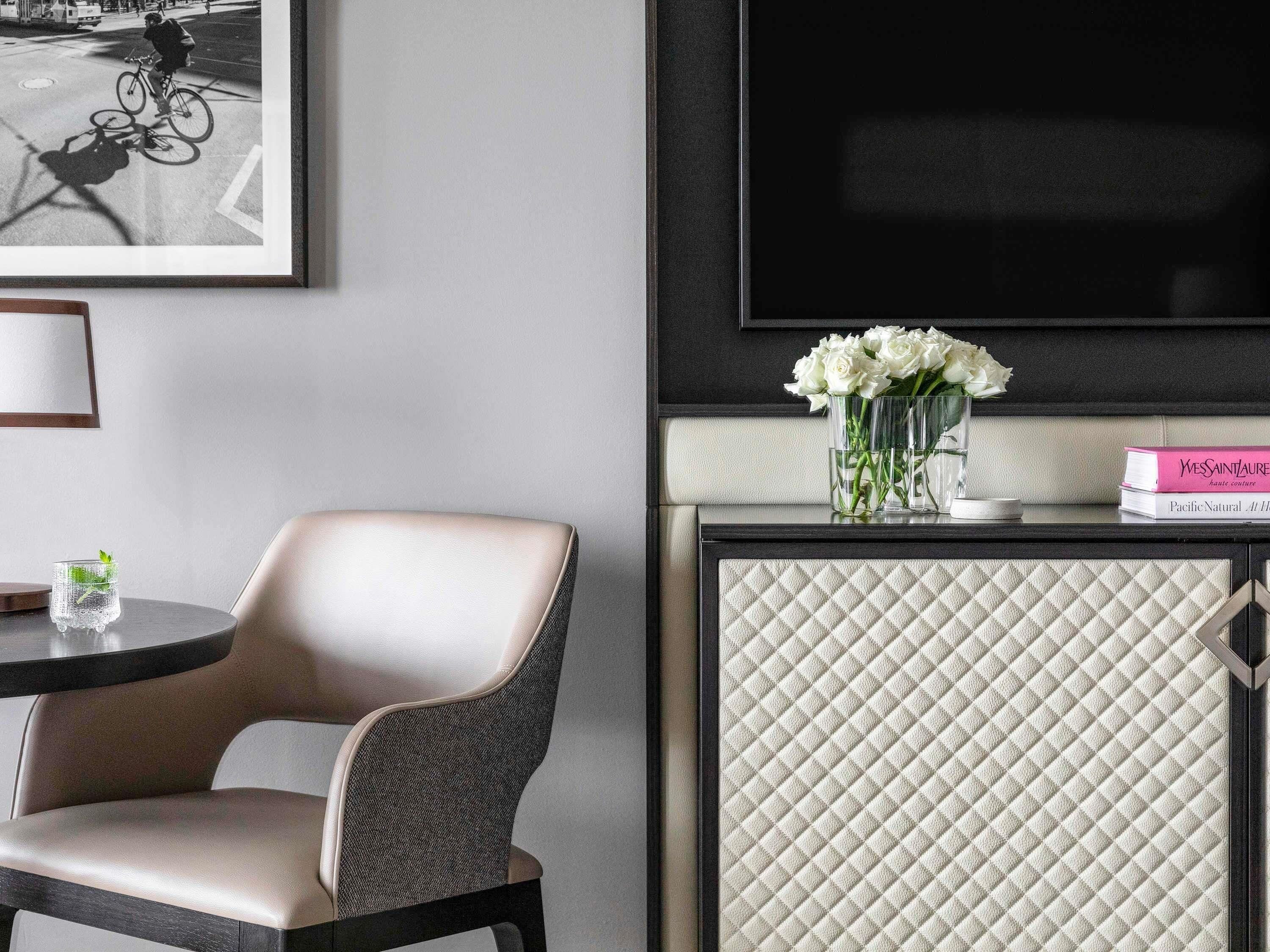 Bộ đồ giường cao cấp, nệm có lớp đệm bông, minibar 