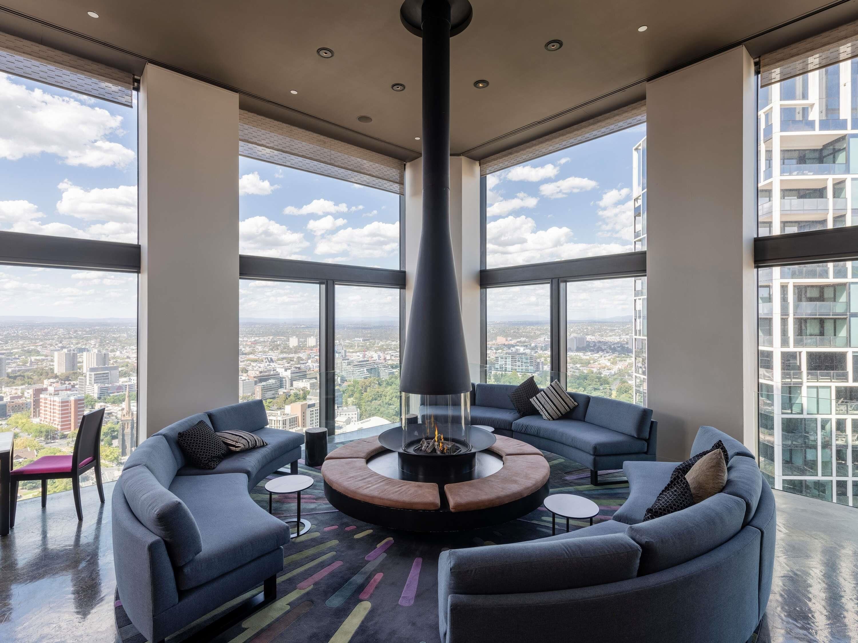 S'hi serveixen esmorzars, dinars i plats de cuina europea moderna 