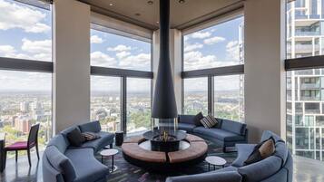 Se sirven desayunos, almuerzos y cenas; cocina europea moderna