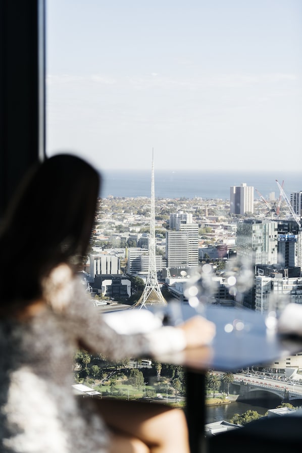 Café da manhã, almoço e jantar; culinåria europeia moderna